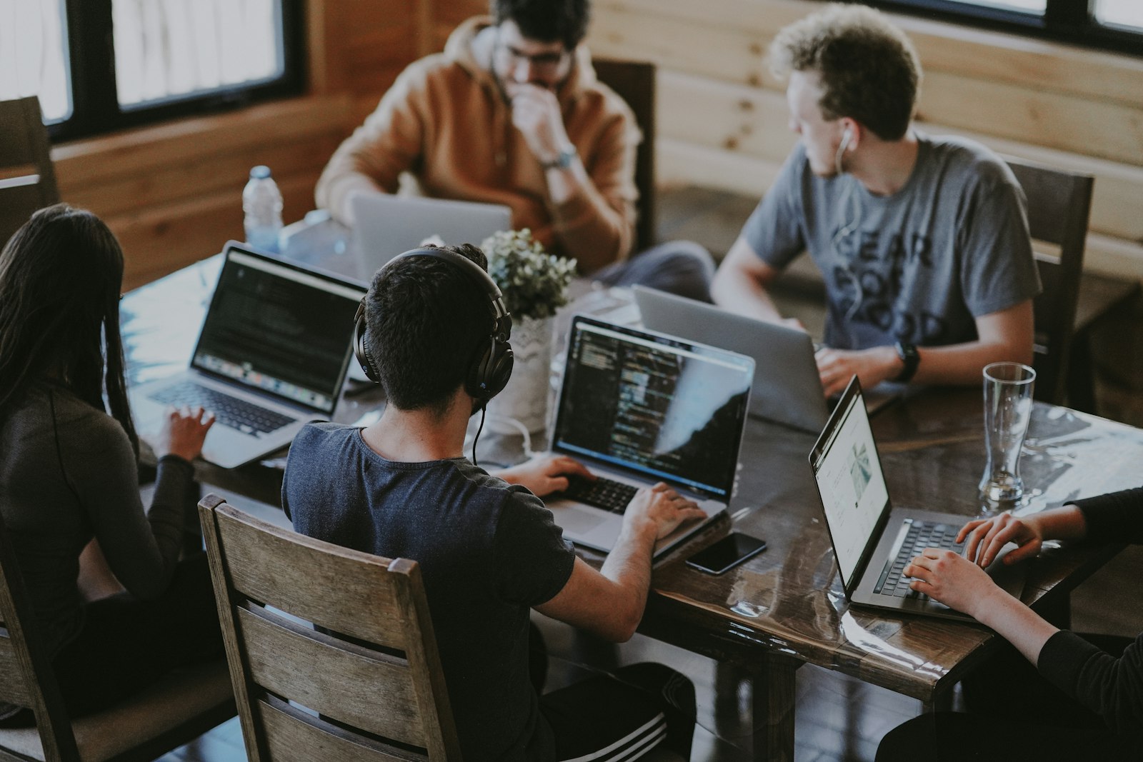 Equipo de tecnología colaborando